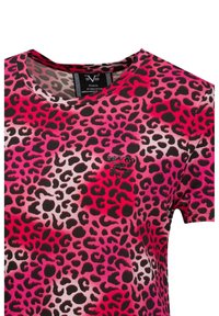 T-Shirt mit Leopardenmuster in Pink- und Schwarztönen. Verfügt über einen runden Halsausschnitt und kurze Ärmel. Enthält ein Logodetail im Brustbereich.