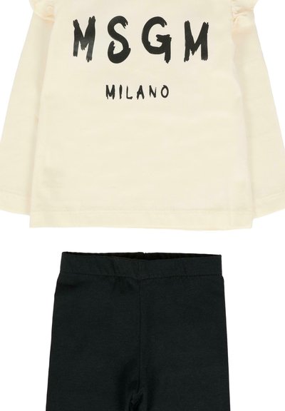 Kremowa koszula z długim rękawem z czarnym napisem "MSGM Milano" w połączeniu z prostymi czarnymi spodniami na elastycznej talii, pokazana z przodu.