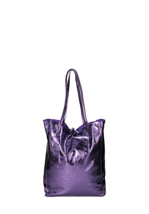 Borsa a spalla metallica viola con due manici, caratterizzata da una texture liscia e un design spazioso. Nessun hardware o motivo visibile.