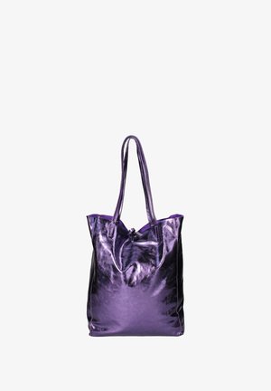 Paarse metallic tote bag met twee banden, met een gladde textuur en een ruim ontwerp. Geen zichtbare hardware of patronen.