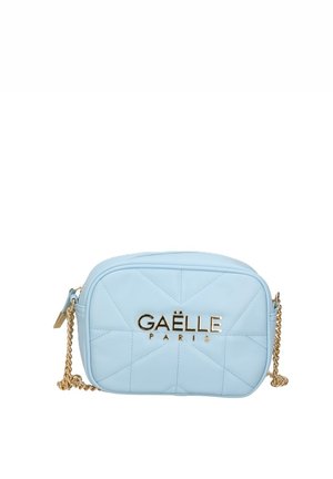 Borsa trapuntata di colore azzurro chiaro con hardware dorato, dotata di tracolla a catena e nome del marchio impresso "GAËLLE PARIS" sul fronte.