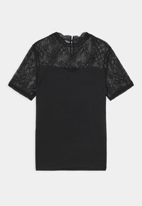 Svart topp med kort ärm som har spetsdetaljer på axlar och bröst, rund halsringning och en subtil texturerad yta.