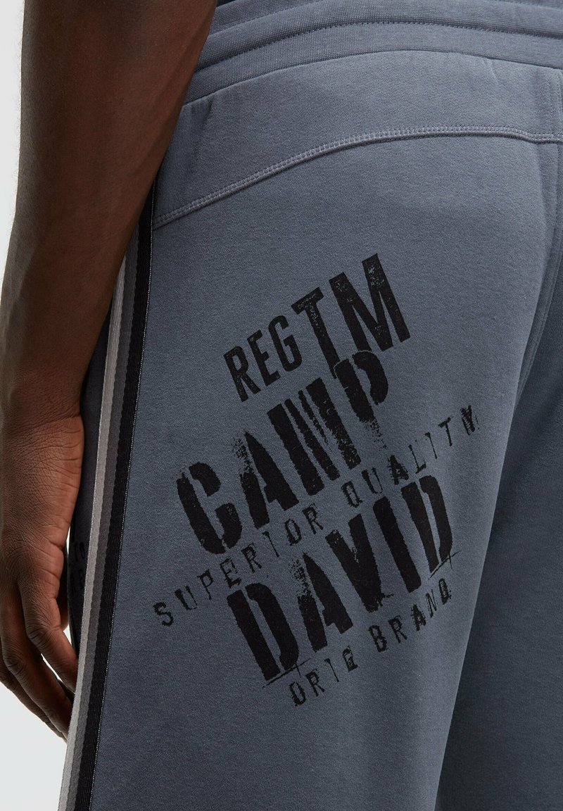 Camp David JOGGING MIT SEITENTAPES UND LOGO PRINTS - Jogginghose - blue  shades/blau - Zalando