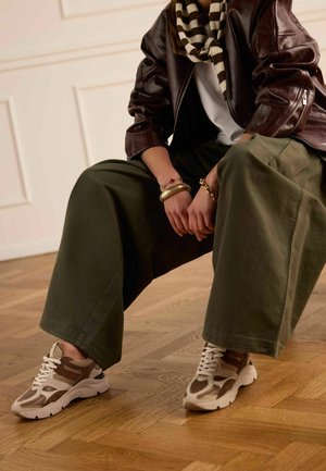 Manfield, MANFIELD TAUPEFARBENE SNEAKER - Trainers - taupe