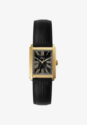 Montre Fossil rectangulaire ton or avec cadran noir, chiffres romains dorés, aiguilles dorées et bracelet en cuir noir texturé.