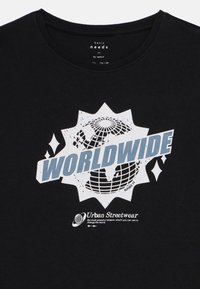 Černé bavlněné tričko s grafickým motivem globu a slovem "WORLDWIDE" v světle modré barvě a textem "Urban Streetwear" v bílé barvě.