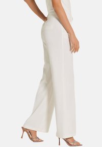 MADELEINE MIT BÜGELFALTEN - Stoffhose - white