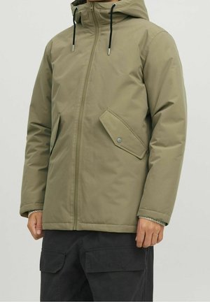 Olivgrüne gesteppte Jacke mit Kapuze, Frontreißverschluss, zwei Seitentaschen und kontrastierenden Bündchen. Verfügt über eine glatte Textur und verstärkte Nähte.