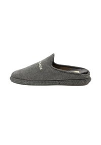 Grijze instap slippers met een getextureerd, geribbeld stofdesign. Beschikt over een zachte voering en een gevoerde zool voor comfort.