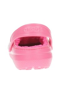 Zuecos de goma rosa con un interior suave y esponjoso. Cuentan con una correa trasera y una suela texturizada para mayor agarre. Marca visible en la parte superior.