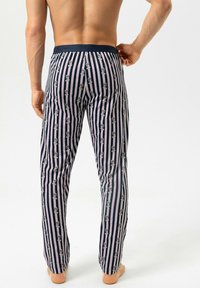 Herenpyjamabroek in marineblauw met verticale strepen, met een patroon van kleine figuurtjes. Zachte stof met een elastische tailleband.