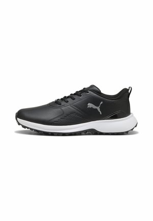 Schwarzer Sneaker niedrig mit weißer Sohle, Schnürung vorne, strukturierter Grip an der Außensohle und silbernem Puma-Logo an der Seite.