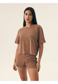 Niewybrane, light brown