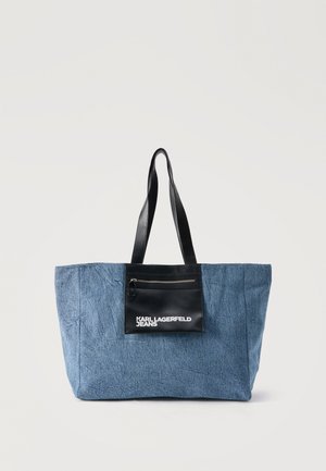 Bolso tote azul con textura, correas de cuero negro y bolsillo delantero, con el logo de texto blanco "KARL LAGERFELD JEANS".