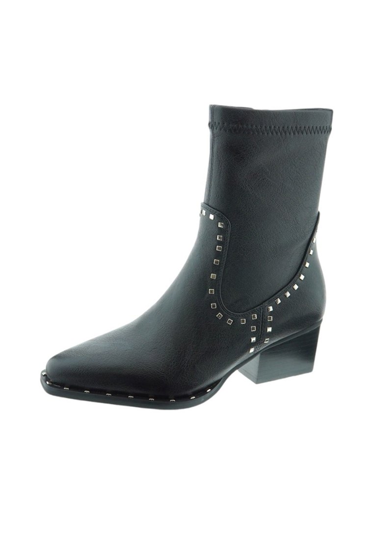Botín de tobillo de imitación de cuero negro con punta afilada, adornos de tachuelas cuadradas decorativas a lo largo del costado y un tacón bajo tipo bloque. Textura suave, detalles mínimos.