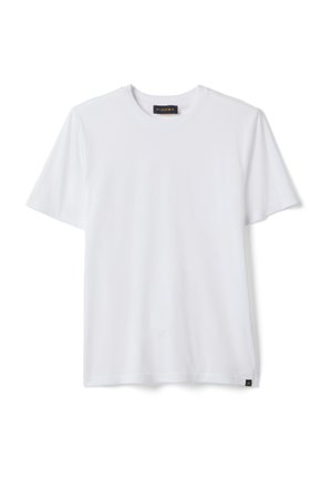 T-shirt bianca semplice a maniche corte con scollo rotondo, con una piccola etichetta nera sull'orlo inferiore e un'etichetta nera sul colletto con la scritta "PIOMBO".