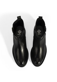 Bottines en cuir noir avec une finition lisse, dotées d'une fermeture éclair sur le côté et d'une languette à l'arrière. Design simple avec un bout arrondi.