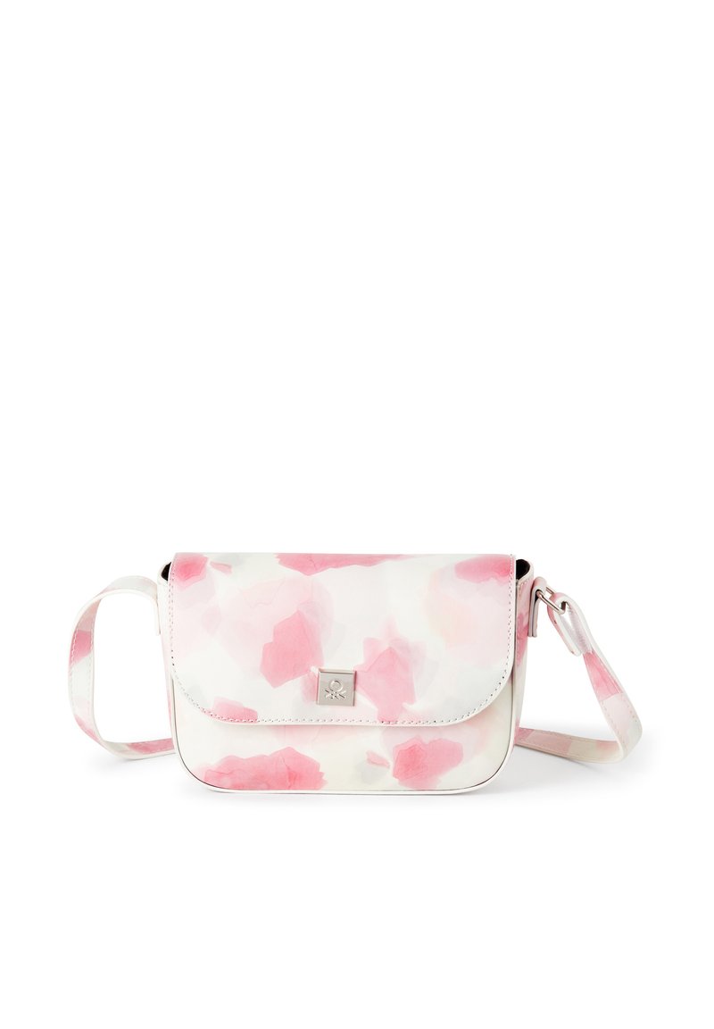 Borsa a tracolla con motivo floreale bianco e rosa, logo metallico, chiusura a patta, tracolla regolabile e materiale sintetico liscio.