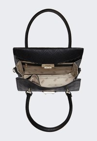 Sorte taske lavet af tekstureret materiale med quiltet design, der har en guldfarvet beslag og beige stofforing med logomønster indeni.