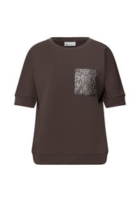 Braunes Sweatshirt mit kurzen Ärmeln aus weichem Stoff, mit einem silbernen, metallisch gepunkteten Patch auf der linken Brust. Lässiger Schnitt.