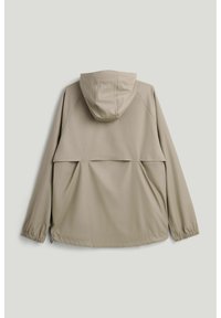 Beige regnjakke med hætte, lange ærmer, elastiske manchetter og detaljer med rygventilation, lagt fladt med bagsiden opad på en lys baggrund.