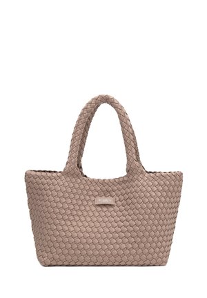 Borsa tote in pelle intrecciata color talpa con manici arrotondati e una piccola etichetta rettangolare del marchio sulla parte anteriore.