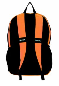 Narancssárga és fekete, téglalap alakú hátizsák, hálós oldalzsebekkel, duál pántokkal és "Bench" logóval díszítve.