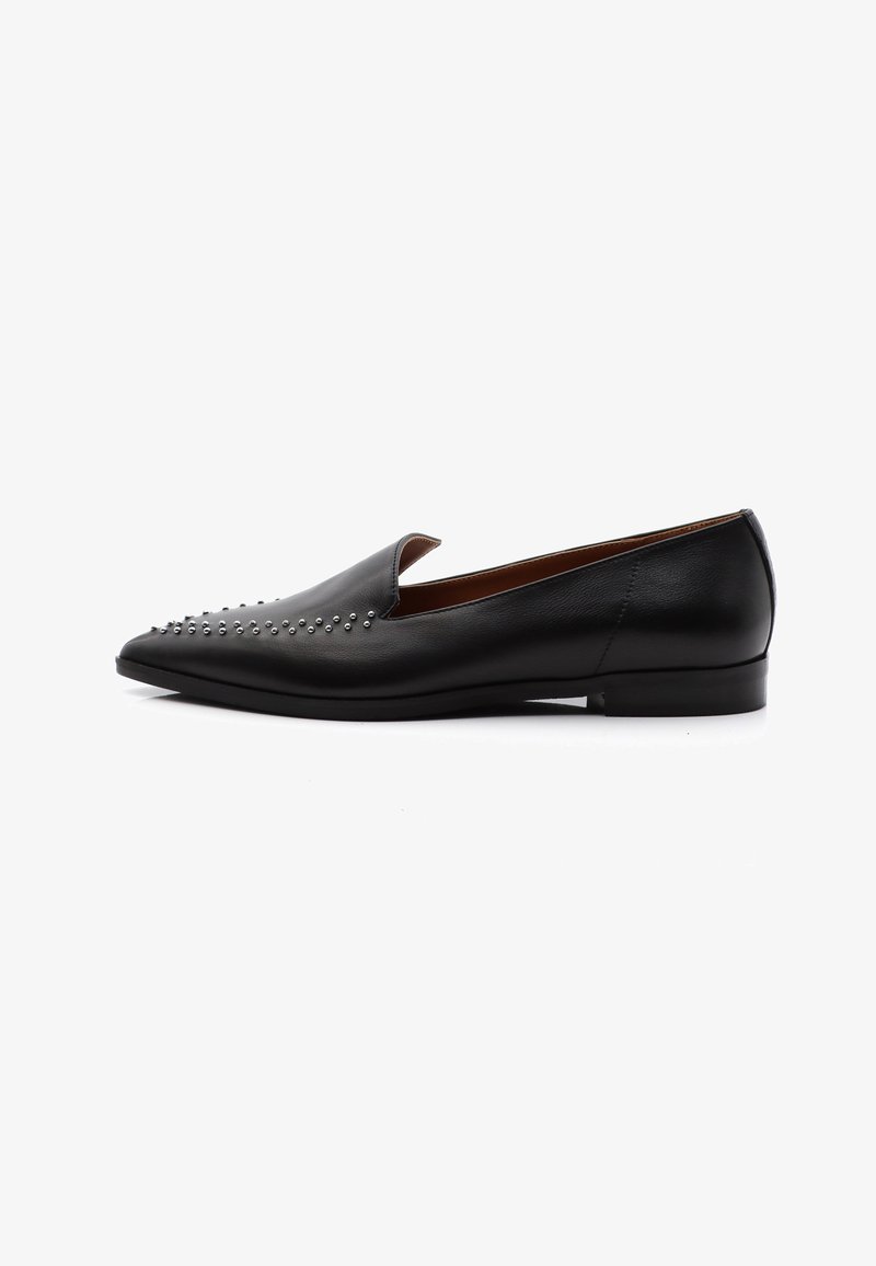 Schwarze Lederloafer mit spitzer Zehenform, verziert mit silbernen Nieten entlang des Obermaterials und einem niedrigen Absatz, glatte Textur und minimalistisches Design.