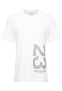 Camiseta de algodón blanca de mangas cortas. Presenta un gran texto impreso en gris "23" y "ENGINEERED" en la parte delantera. Diseño de cuello redondo.