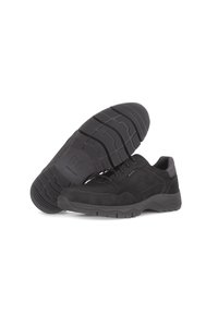 Zwarte sportschoenen met een bovenwerk van suede, een gestructureerde rubberen zool met een patroon en een vetersysteem. Subtiele accent op de hak.