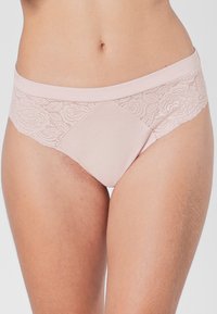 Hellrosa Unterhose mit glattem Vorderteil und floralen Spitzenakzenten an den Seiten, ausgestattet mit einem weichen Bund und strukturierten Kanten.