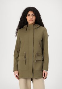 Giacca a zip verde oliva con cappuccio e taglio diritto, dotata di due tasche anteriori. Presenta dei lacci per stringere al collo e in vita. Tessuto morbido.