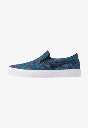 Slip-on-sneakers med ett livfullt blått och lila geometriskt mönster på en texturerad tygöverdel. Har en kontrasterande svart swoosh och en vit gummisula.