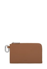 Cartera de cuero marrón con cierre de cremallera, que cuenta con un broche plateado y una marca sutil. Textura suave y forma rectangular.