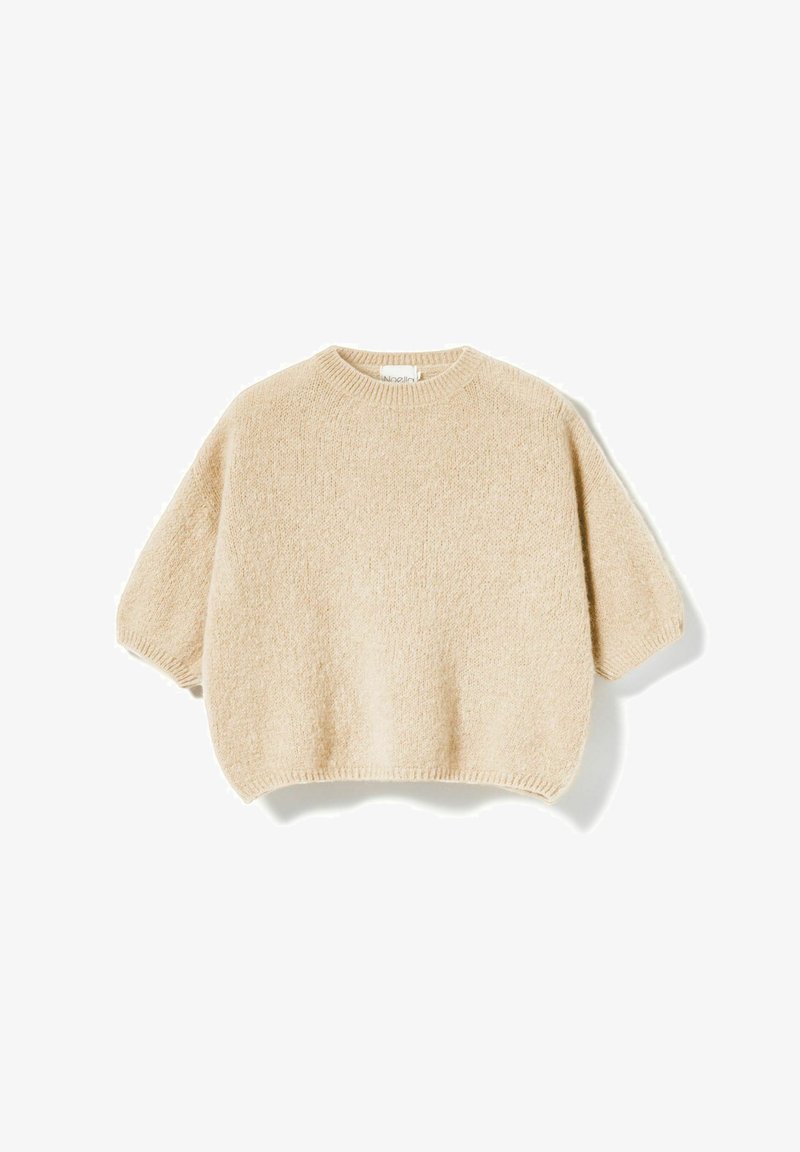 Beige, gebreide sweater met korte mouwen, een ronde halslijn en geribde boorden en zoom, weergegeven op een witte achtergrond.
