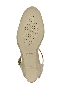 Suela de zapato Geox beige con una superficie suave y un diseño perforado para la transpirabilidad; marcada con la impresión 'GEOX' cerca del área del talón.