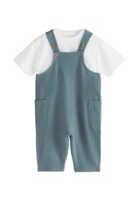 Cămașă albă cu mâneci scurte, asortată cu salopetă albastru teal fără mâneci, cu buzunare frontale și bretele cu nasturi din lemn.