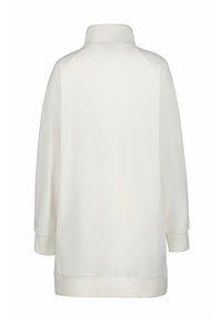 Maglione bianco con collo alto, maniche lunghe e vestibilità rilassata. Tessuto morbido e liscio con polsini e orlo a coste. Design semplice senza fantasie.