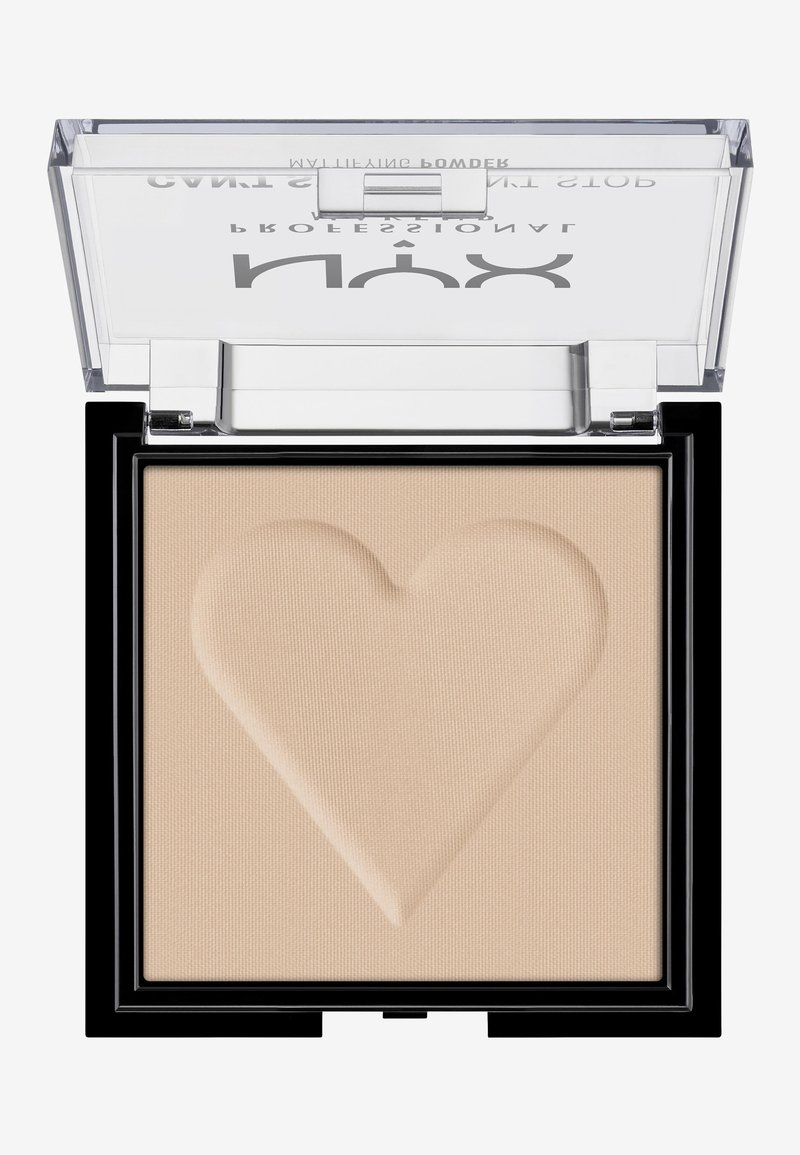 Compact de poudre pressée avec un embossage en forme de cœur, couleur beige crémeux, texture lisse, boîtier noir et couvercle transparent.