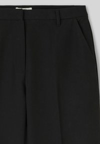 Pantalon noir en tissu lisse, à coupe droite, avec des poches avant et une taille plate ornée d'un léger détail de couture.