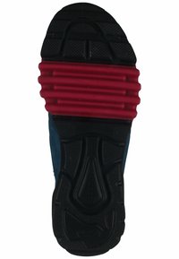 Sneakerzool met een gestructureerde zwarte rubberen onderkant en een rode gestreepte sectie; donkerblauwe bovenkant zichtbaar aan de randen.