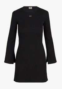 Černé žebrované šaty s dlouhým rukávem a přiléhavým střihem, kulatým výstřihem a zlatým akcentem nad hrudí.