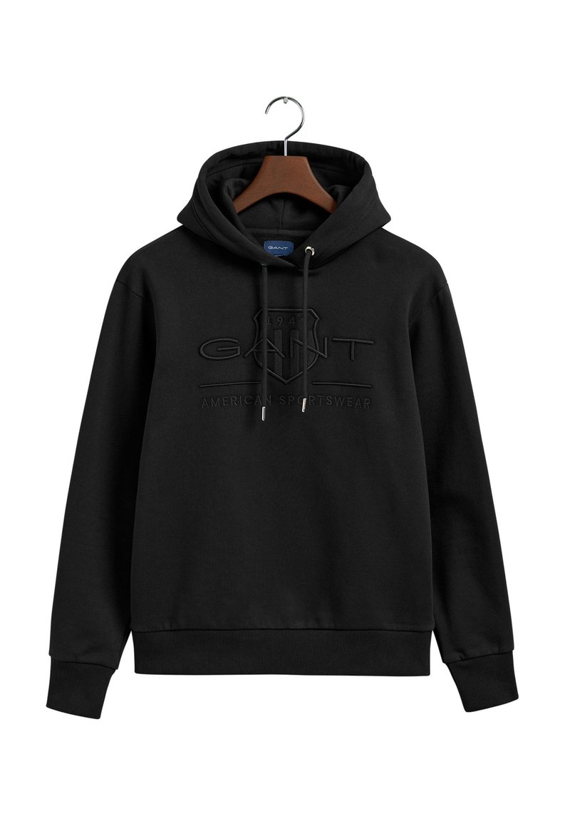 Čierna mikina s kapucňou a šnúrkou, na ktorej je vyvýšené logo GANT a text "American Sportswear". Vyrobená z mäkkej tkaniny s rebrovanými manžetami.
