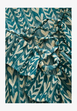 Tessuto turchese con un motivo floreale e foglie bianche. Presenta un bordo a volant e legature decorative, con una texture morbida e leggera.