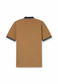Polo marrone con colletto blu navy e accenti a strisce. Maniche corte e un tessuto liscio e testurizzato. Design minimalista e solido.