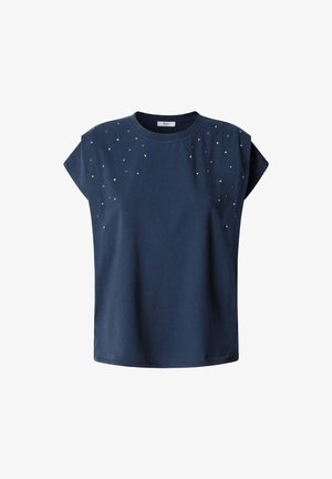 Granatowa koszulka z krótkim rękawem i okrągłym dekoltem, zdobiona dekoracyjnymi srebrnymi ćwiekami na górnej części przodu. Wykonana z miękkiej bawełny.