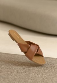 Mules - cognac