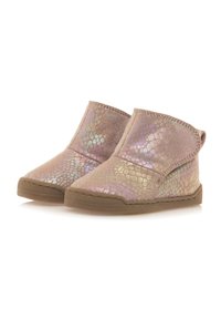 Botas de tobillo de color rosa claro con textura de piel de reptil, que cuentan con un acabado brillante. Fabricadas con material suave y suela de goma.