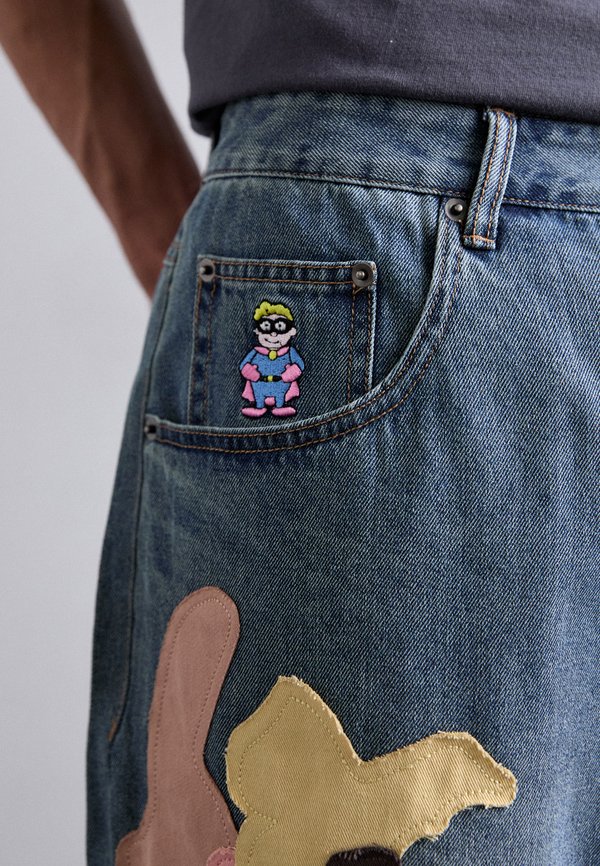 FACE PATCHWORK BAGGY  - Denim shorts - light wash2