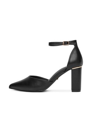 Pantof cu toc înalt din piele neagră, cu vârful ascuțit, curea pentru gleznă și accesoriu aurit pe toc cub. Prezintă un design elegant și o textură netedă.